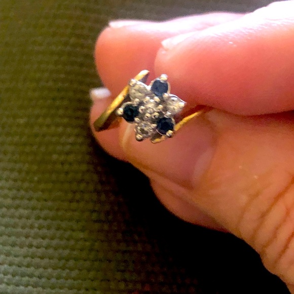 14K Sapphire and Diamond Flower Ring with Yellow Gold - Picture 4 of 6